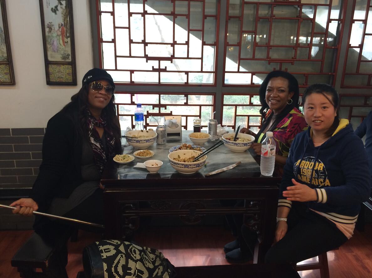 Bejing tour guide Rita with foreign friends 09508(图2)