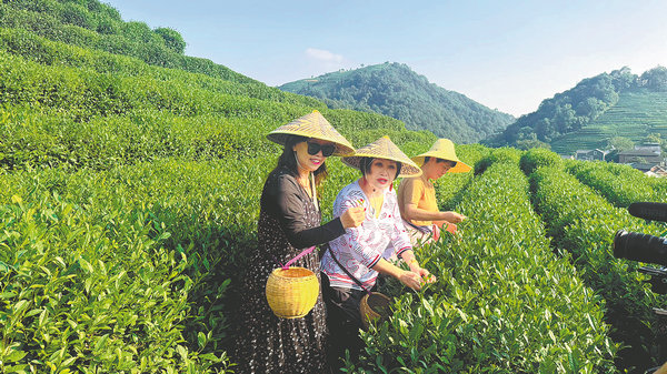 Celebrity leads a group of Americans on a fruitful, culinary expeditio(图2) Celebrity leads a group of Americans on a fruitful, culinary expeditio(图2)